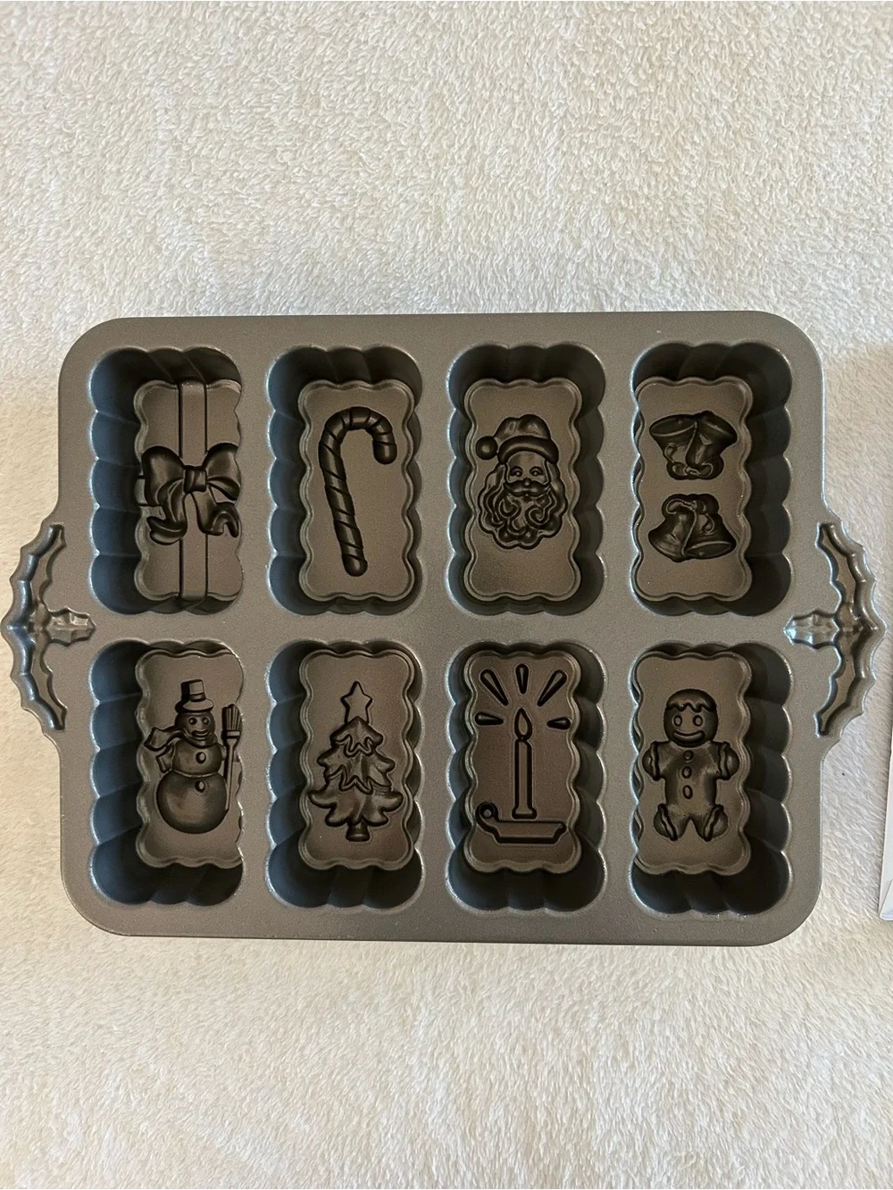 Williams Sonoma Nordic Ware 8 Loaf Holiday Mini Loaf Cakelet Pan NEW